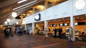 Afgangshallen i Aarhus lufthavn der også har en direkterute til den centrumsnære Bromma-lufthavnen i Stockholm (Â©otoerres)