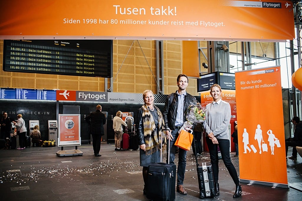 Adm.dir Linda Bernander Silseth og merkevaresjef Lena Nesteby gratulerte Bjørnar Munkli som kunde nr 80 millioner. Foto