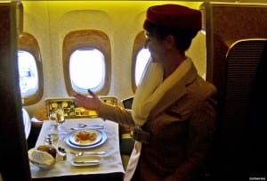 Bordet dekket på First Class. Emirates er det eneste selskapet som tilbyr First class  på ruter til og fra Norge (foto: Â©otoerres)