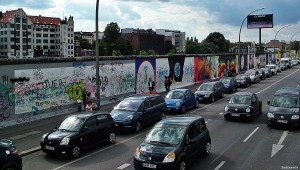 Ill. foto: Biltrafikk ved den bevarte delen av Berlinmuren ( foto: Â©otoerres)