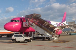 Wizz Air har en enhetsflåte på over 50 Airbus A 320 maskiner. Wizz Air har sin hovedbase i Budapest og eies av amerikanske Indigo Partners. (wizzair.com)