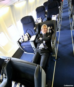 SAS-direktør Eivind Roald "prøvesitter" et av de 44 setene om bord i Houstonflyet  (foto: Â©otoerres)
