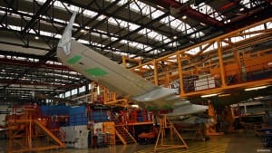 Airbus A 320-family produseres ved flyprodusentens anlegg i Hamburg. Her settes de sammen  på samlebånd inne i en gigantisk fabrikkhall (Â©otoerres)