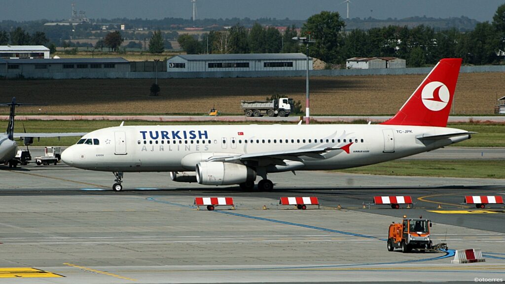 Turkish Airlines Airbus A 320 - Praha - Vaclav Havel airport