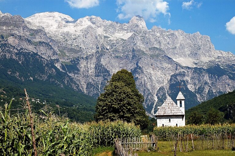 Kirke - Theth - Prokletije-fjellene - Albania
