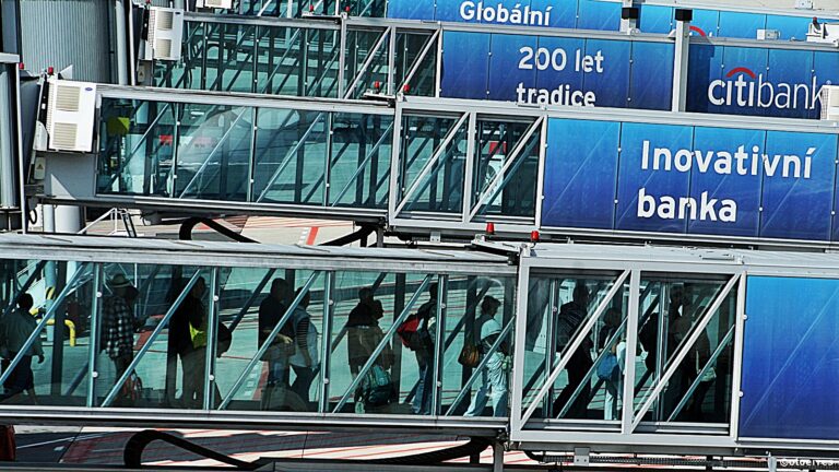 Passasjerbroer - Praha - Vaclav Havel Airport -PRG