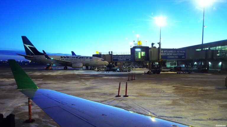 Westjet - Boeing 737 - Winnipeg Airport - Canada