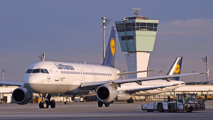 Lufthansa Airbus A 320 på flyplassen i München (Foto: FMG) 