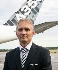  Jari Paajanen er Finnairs første Airbus A 350-pilot. Han fløy siste etappen fra Helsingfors til Toulouse under flytypens verdensturné i 2014 ( Â©otoerres)