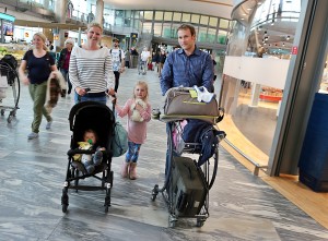 På Oslo Lufthavn kan du gratis låne barnevogner rett etter sikkerhetskontrollen. Her er det familien Berg som prøver en av de nye vognene. (Foto: Oslo Lufthavn AS) (klikk for større bilde)  