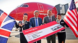 Norwegian CEO Bjorn-Kjos and Gatwick-Airport Chief-Executive Stewart-Wingate announce the new London to Boston route with help of cabin crew Riikka Tikkanen and Olga Jimenez (Norwegian.com)