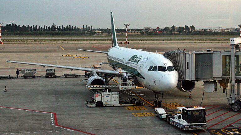 Alitalia - Airbus A 320 - Bari