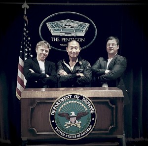 - Vi var hele veien opptatt av sikkerhet, derfor var det på sin plass med et besøk i Pentagon før vi satte i gang, smiler Gunnar Garfors (t.v.), Tay-young Pak og Øystein Djupvik. (FOTO: Comeon.com)