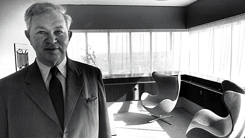 Arne Jacobsen in room at Royal 1960