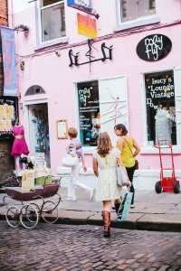 Er du glad i å shoppe vil du finne alt fra designerbutikker til vintage og de vanlige kjedebutikkene i både Belfast og Dublin. (Foto: Tourism Ireland)
