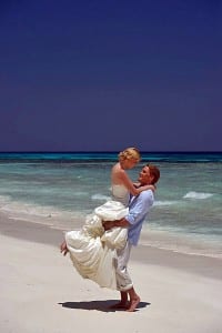 Brudepar på stranden i Thailand (tourismthailand.org)