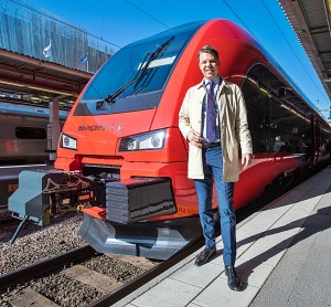 Johan Söör framför tåget (foto: Mehdi Bagherzadeh)