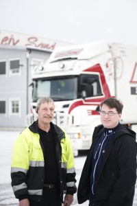 Verneombud og sjåfør Frits Sundseth (t.v.) og daglig leder Arild Sand i Leiv Sand Transport. (Berre/Enova)