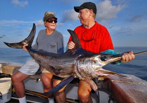 Richard Stanczyk (til venstre) eier av  Bud N' Mary's Marina in Islamorada, Fla. holder en sverdfisk som ble fanget midt på dagen av  Vic Gaspeny (til høyre) mens han fisket   utenfor  Islamorada i  Florida Keys. (Foto: Andy Newman/Florida Keys News Bureau) 