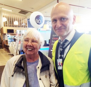 Marianne Gestman, 87, var med redan på Bromma Stockholm Airports invigning 1936. Nu firade hon 80-årsjubileumet tillsammans med Brommas flygplatsdirektör Peder Grunditz. (Swedavia)