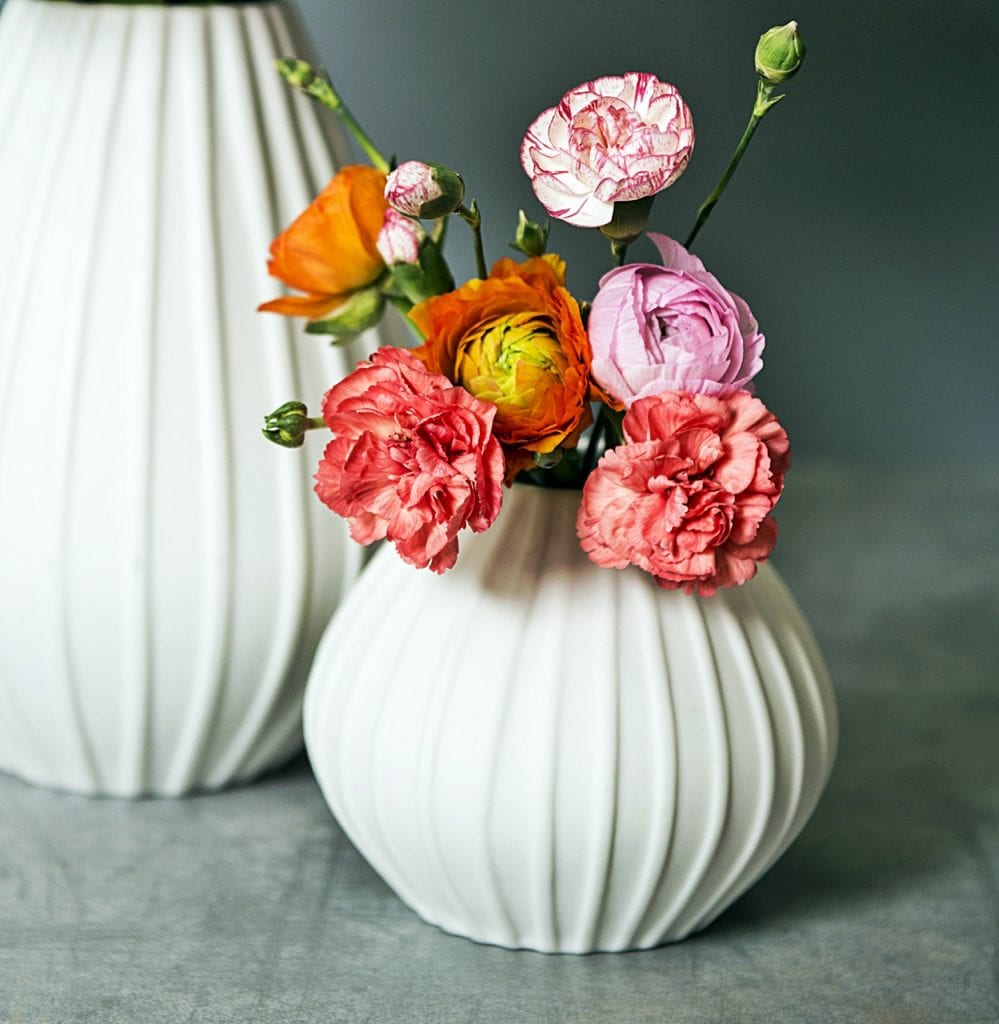Porsgrund Porselen - RELIEFF vase liten hvit m nellik og ranunkel