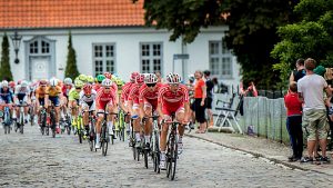 Team PostNord Danmark på 5 etape ved Vallø slot (Billede:dcu-cykling.dk)