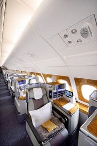 Fra Emirates nye business class på Airbus A 380. Legg merke til at hattehyllene over vindusplassene er borte  (bilde: EK) 