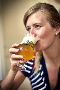 Kvinne drikker øl bryggeriet De Snoeck i Alveringem (photos: Westtoer /visitflanders.com)