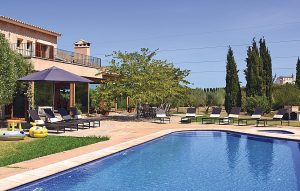 Landlig feriehus på Mallorca med svømmebasseng og store uteområder. (Foto: Novasol)