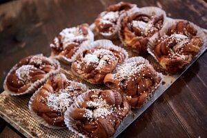 Nybakte svenske kanelbullar - Visit Sweden