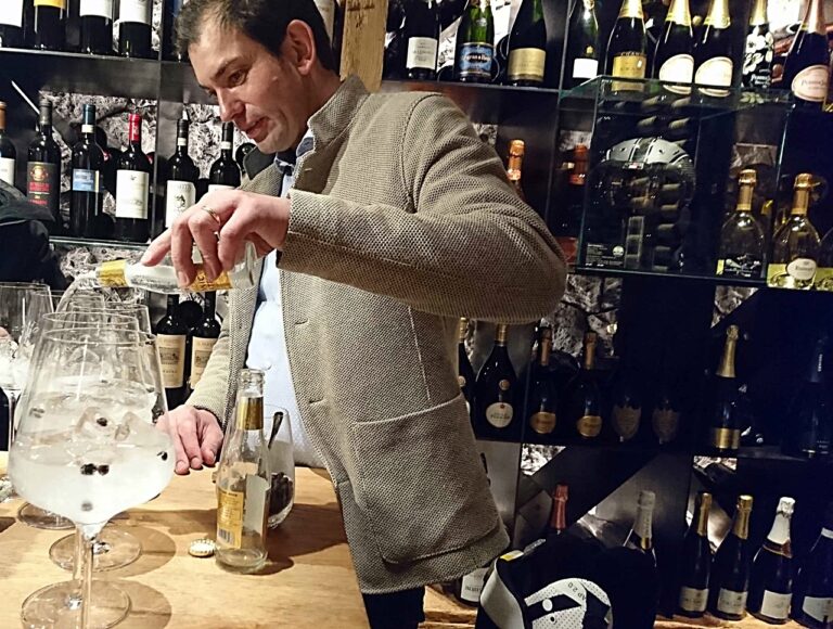 Hjemmelaget gin - Restaurant Sofie - Val Gardena - Markus Prinoth - restauranteier