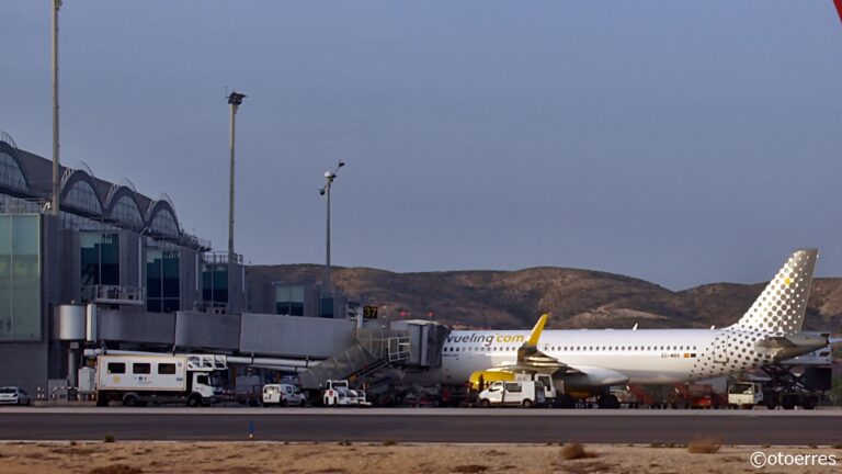 Vueling - Airbus A 320 - Alicante Elche Airport
