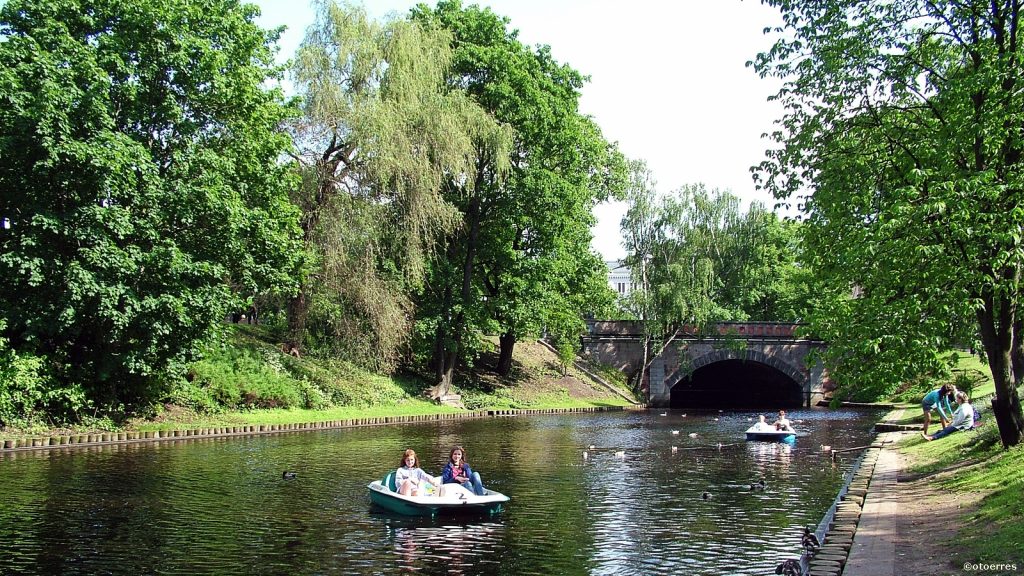 Kanal - sykkelbåter - byparken - Riga - Latvia