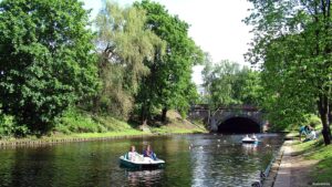 Kanal - sykkelbåter - byparken - Riga - Latvia