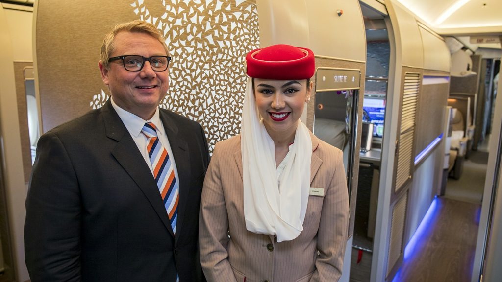 Emirates Norgessjef Terje Grue sammen med Emirates kabinansatt