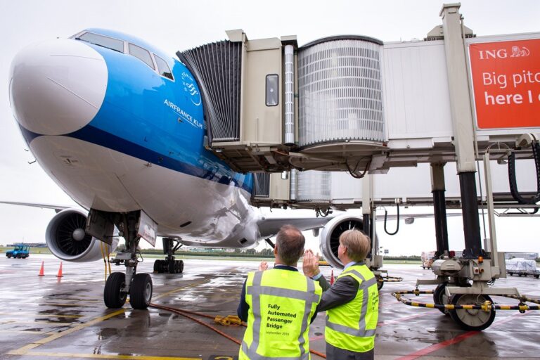 KLM - Amsterdam - Schiphol Airport - Passasjerbro - fully automatic double jet bridge