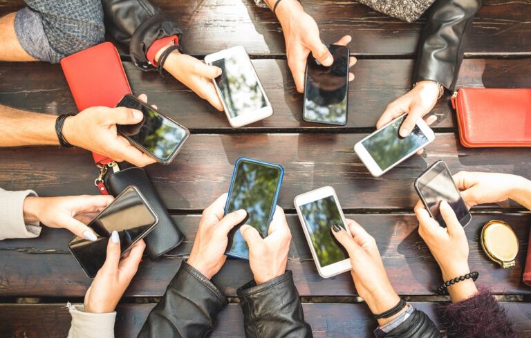 Mobiltelefoner - Smartphones - Illustrasjon - Ticket
