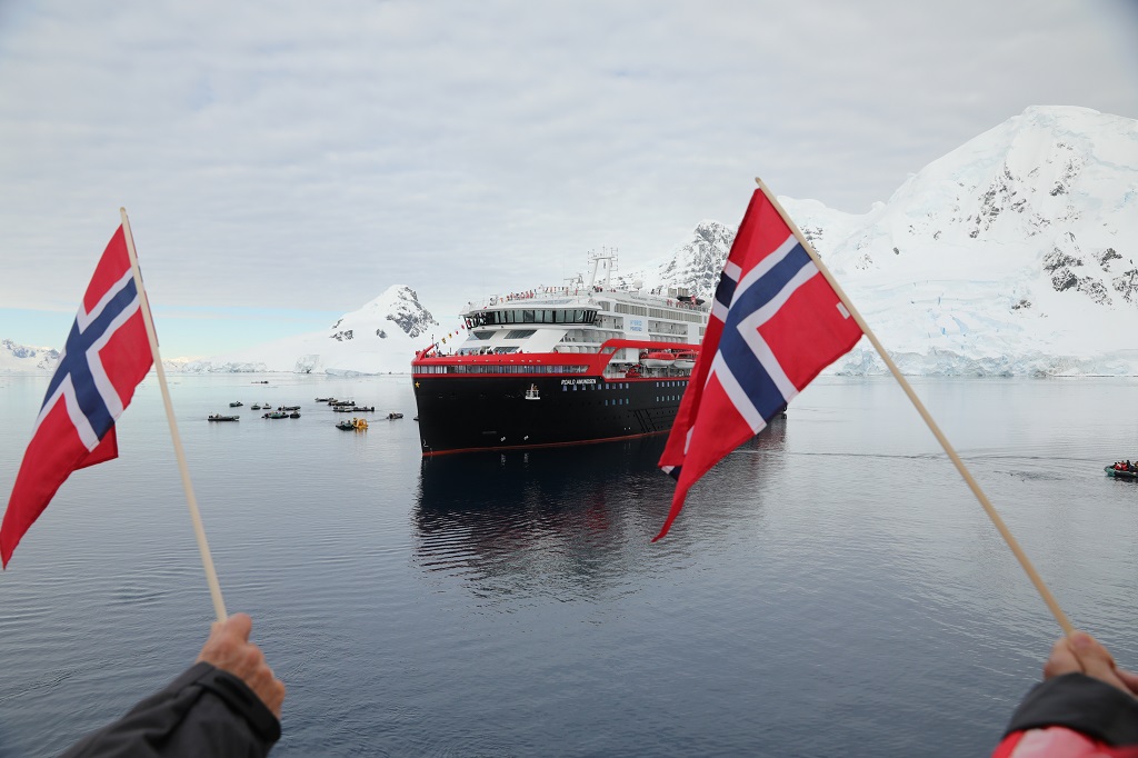 Hurtigruten - MS Roald Amundsen - skipsdÃ¥p - Antarktis 2019