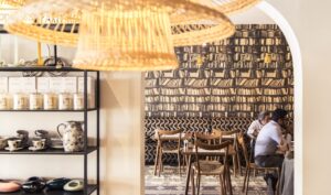 Comptoir102 - Vegansk Hjertet i Comptoir 102s unike stil består av vellykkede funn fra reiser og samarbeid med populære designere innen mote, smykker og interiør for hjemmet (bildekilder: comptoir102.com/related.dk)cafe - Dubai