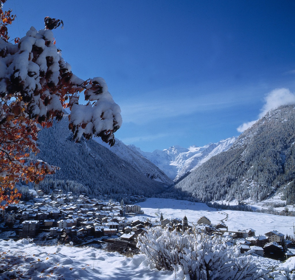 Cogne -Aostadalen - Italia - Vinterlandslandskap - Landsby