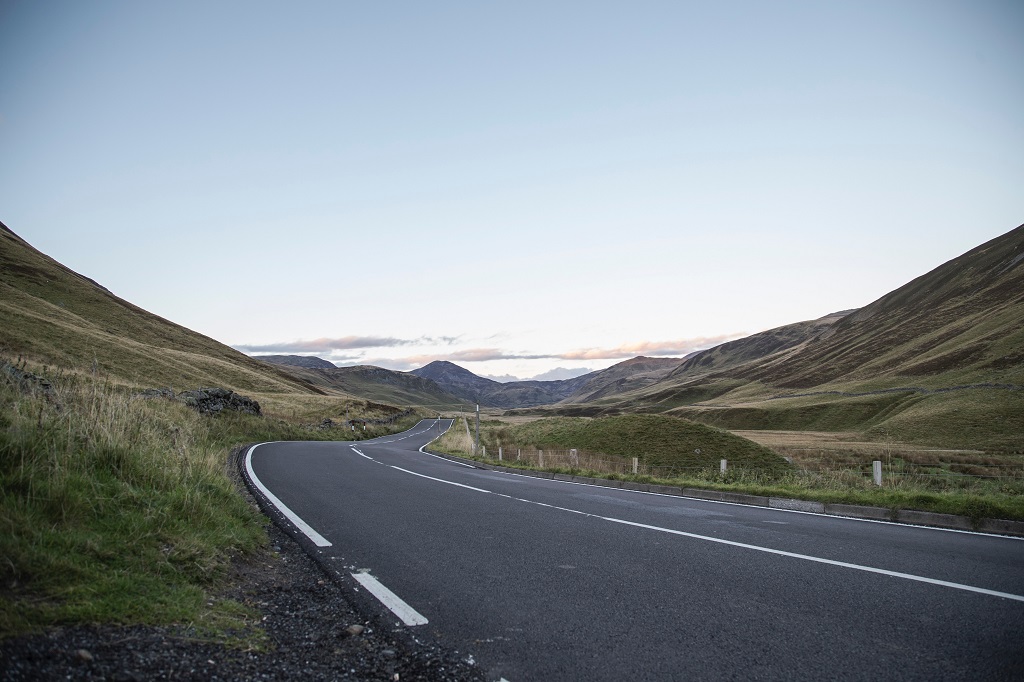 Cairngorms National Park road - Ballater -Skottland