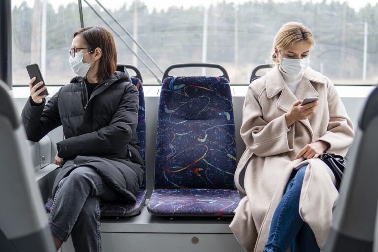 Munnbind - Koronasmitte - kvinner - buss- smartphones - Vipps - Betalingsmidler - Dinero