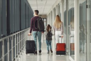 Flypassasjerer - munnbind - Gate - Flyplass - Dinero.no