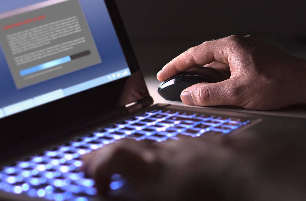 KnowBe4 - datasikkerhet - cyberkriminell innsallerer software i nattens mulm og mørke