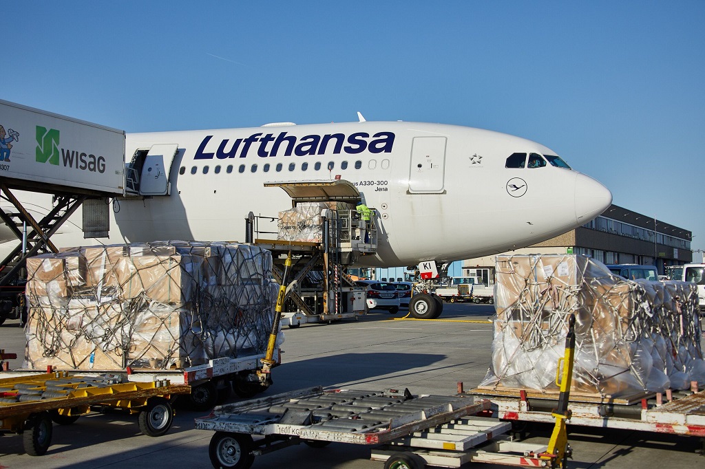 Lufthansa Cargo - Airbus A 330 - Loading