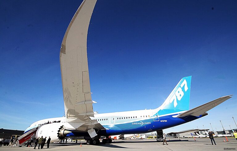 Boeing B 787 Dreamliner - Oslo Airport -Gardermoen 2012