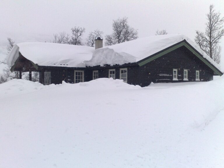 Hytte - tak - snø - måking - Codan