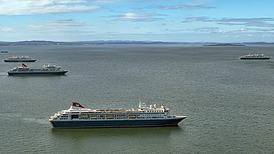 Fred.Olsen Cruise Lines - Cruiseskip - oppankret - Firth of Forth Skottland - april 2020