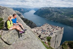 Preikestolen - Turvandrere - Lysefjorden - Norge