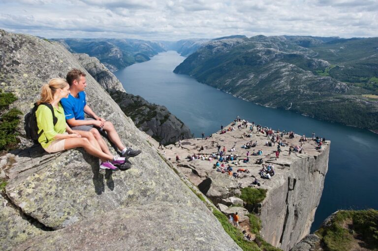 Preikestolen - Turvandrere - Lysefjorden - Norge